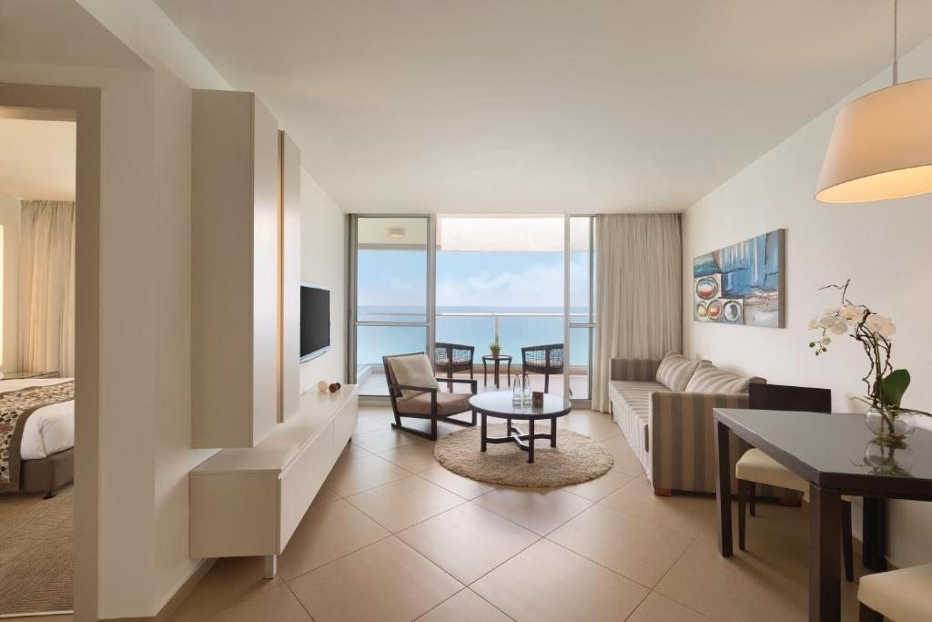 Сьюит (Номер Делюкс с панорамным видом на море) отеля Ramada Hotel & Suites, Нетания