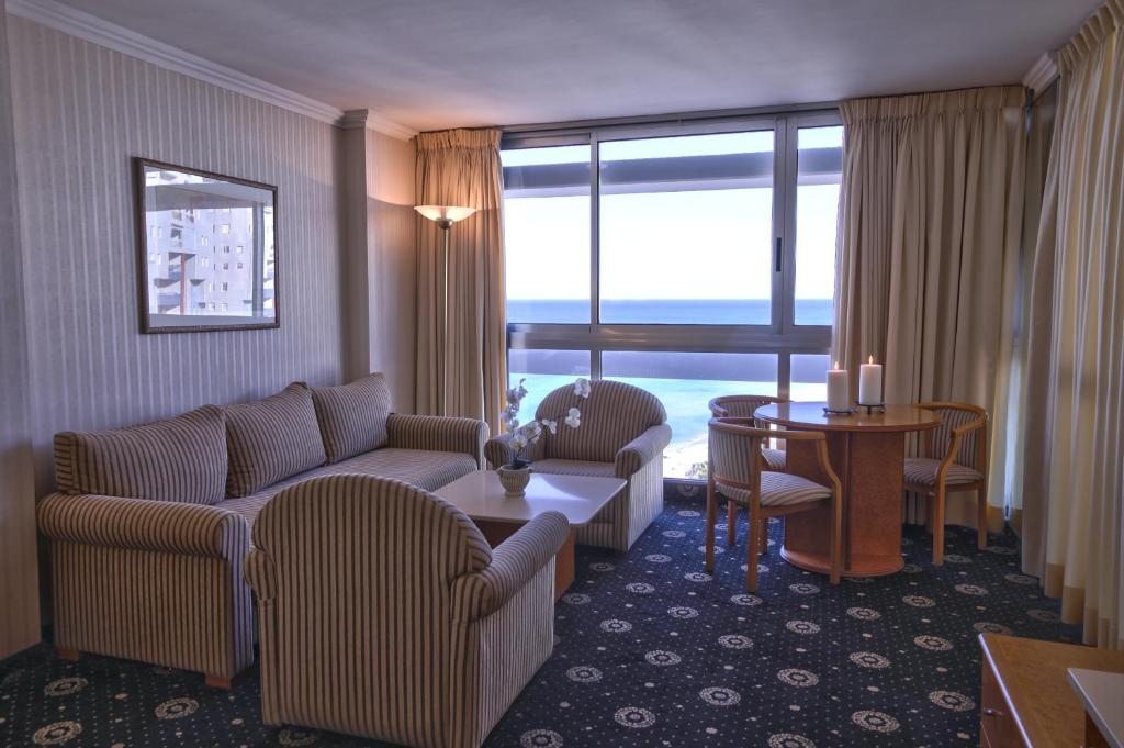 Сьюит (Люкс с видом на море и бассейн (для 3 взрослых)) отеля The Seasons Hotel - on the sea, Нетания