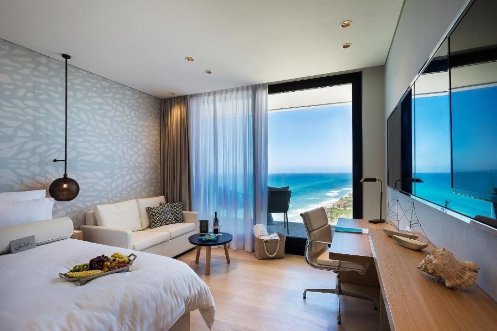 Двухместный (Двухместный номер Делюкс с 1 кроватью и балконом, вид на море) отеля West Lagoon Resort Netanya, Нетания