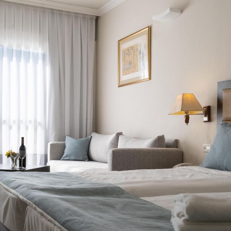 Двухместный (Улучшенный двухместный номер с 1 кроватью или 2 отдельными кроватями и балконом) отеля Kfar Maccabiah Hotel & Suites, Рамат-Ган