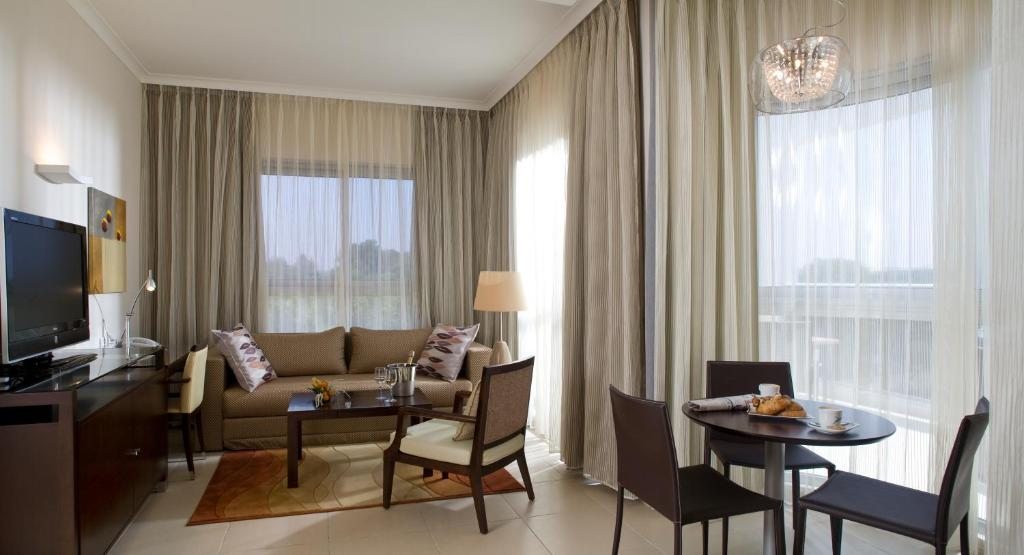 Сьюит (Люкс с 1 спальней и балконом (для 2 взрослых и 3 детей)) отеля Kfar Maccabiah Hotel & Suites, Рамат-Ган