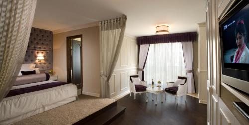 Двухместный (Роскошный люкс с джакузи) отеля Bayit Bagalil Spa Hotel, Рош-Пинна