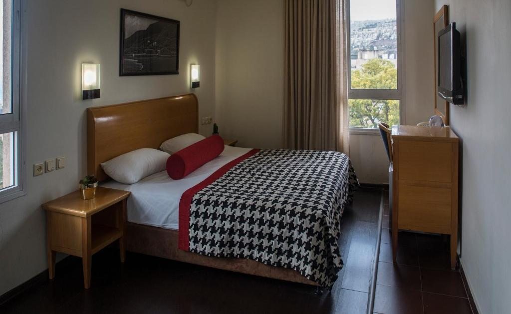 Двухместный (Улучшенный двухместный номер с 1 кроватью или 2 отдельными кроватями и видом на озеро) отеля Astoria Galilee Hotel, Тверия