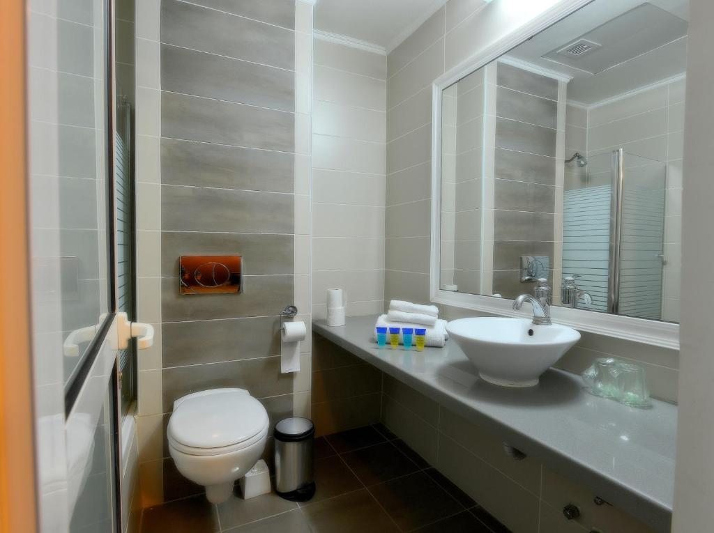 Двухместный (Улучшенный двухместный номер с 1 кроватью или 2 отдельными кроватями) отеля Astoria Galilee Hotel, Тверия