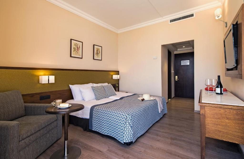 Двухместный (Двухместный номер с 1 кроватью или 2 отдельными кроватями и балконом) отеля Caesar Premier Tiberias Hotel, Тверия