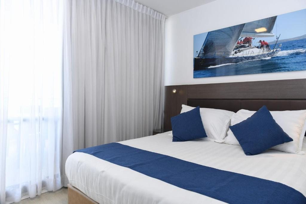 Сьюит (Улучшенный люкс с 2 спальнями (для 4 взрослых и 1 ребенка)) отеля Club Hotel Tiberia, Тверия