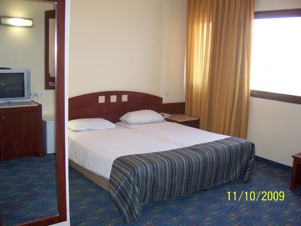 Двухместный (Двухместный номер с 2 отдельными кроватями (для 2 взрослых и 1 ребенка)) отеля Golan Hotel, Тверия