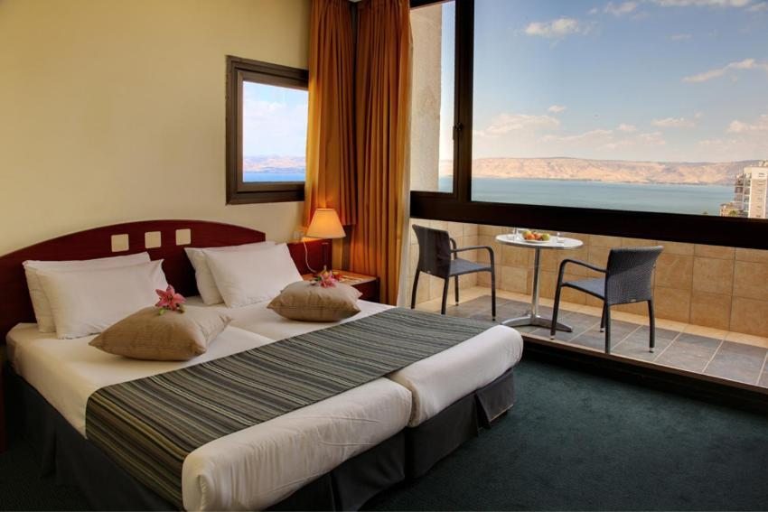 Двухместный (Двухместный номер с 1 кроватью или 2 отдельными кроватями и балконом) отеля Golan Hotel, Тверия
