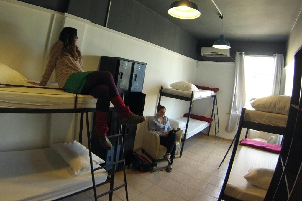Номер (Кровать в общем 8-местном номере для мужчин и женщин с кондиционером) хостела Tiberias Hostel, Тверия