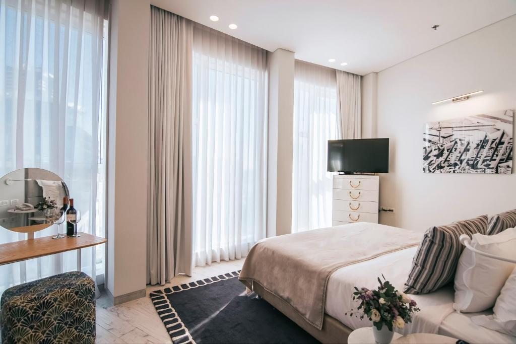 Двухместный (Улучшенный двухместный номер с 1 кроватью или 2 отдельными кроватями, вид на город) отеля 65 Hotel, Rothschild Tel Aviv - an Atlas Boutique, Тель-Авив