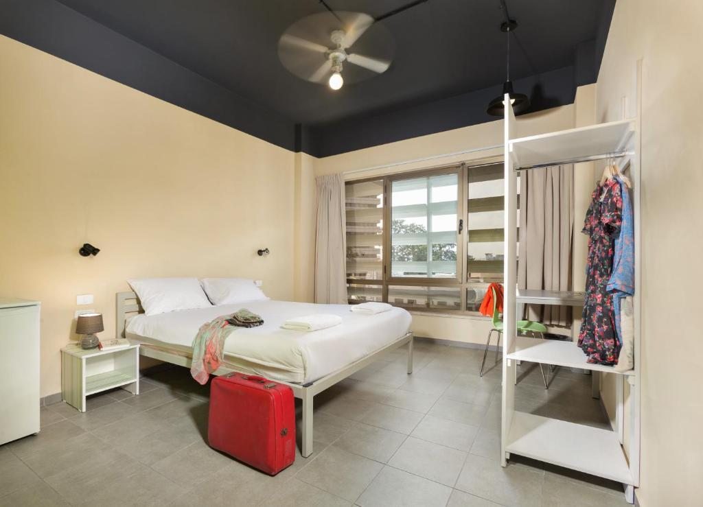 Двухместный (Двухместный номер эконом-класса с 1 кроватью или 2 отдельными кроватями) хостела Abraham Hostel Tel Aviv, Тель-Авив