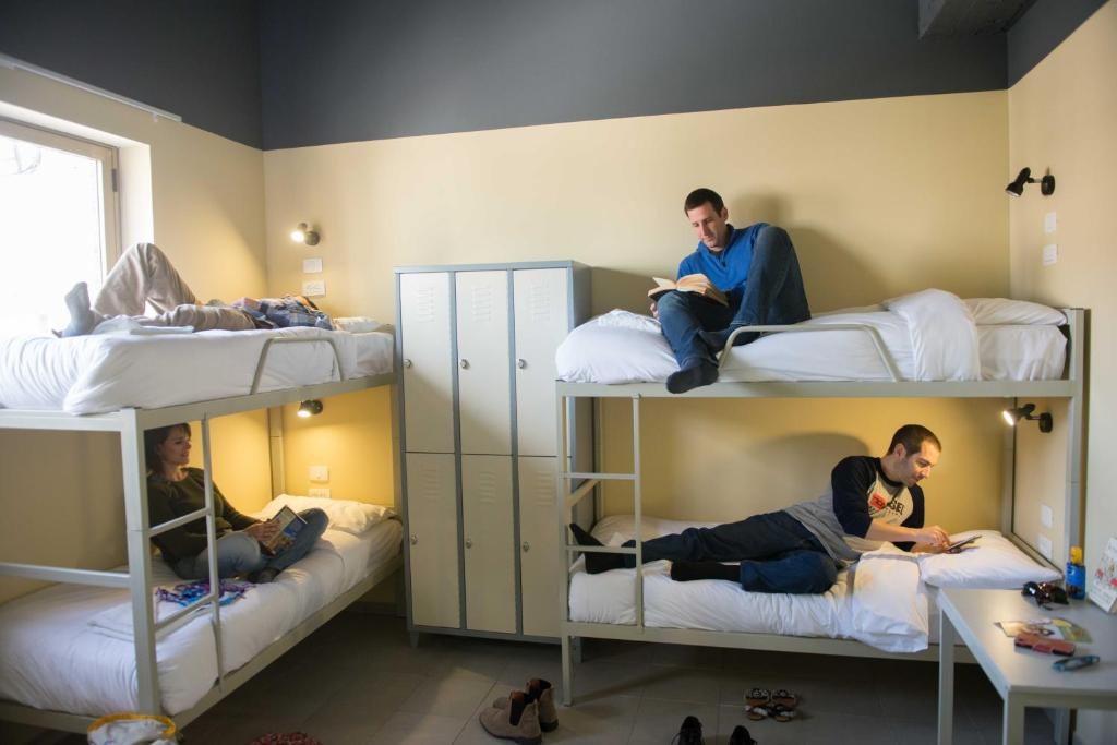 Номер (Кровать в общем номере для мужчин с 4 кроватями) хостела Abraham Hostel Tel Aviv, Тель-Авив