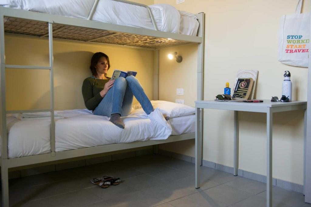 Номер (Кровать в общей женской спальне с 12 кроватями.) хостела Abraham Hostel Tel Aviv, Тель-Авив