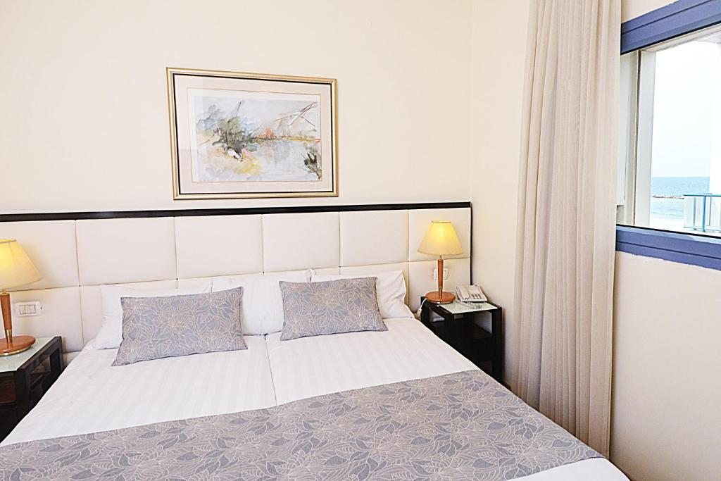 Двухместный (Двухместный номер с 1 кроватью или 2 отдельными кроватями и видом на море) отеля Abratel Suites Hotel, Тель-Авив