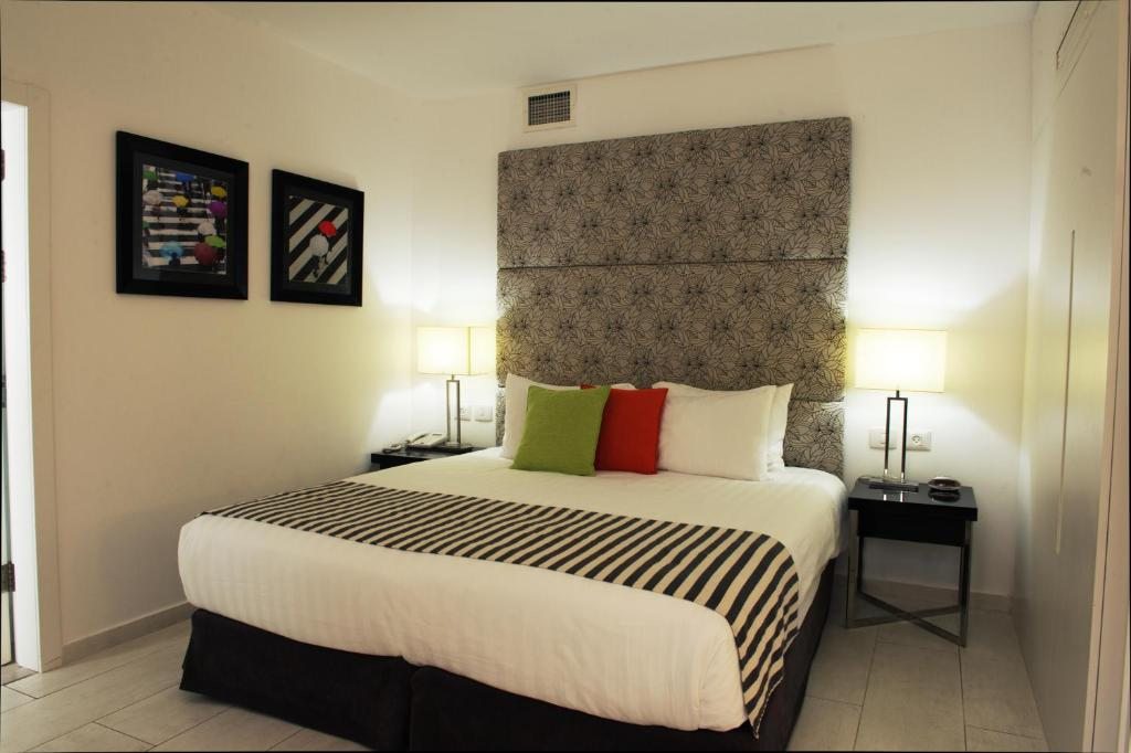 Сьюит (Представительский люкс с 1 спальней и балконом с видом на море) отеля Best Western Regency Suites Hotel, Тель-Авив