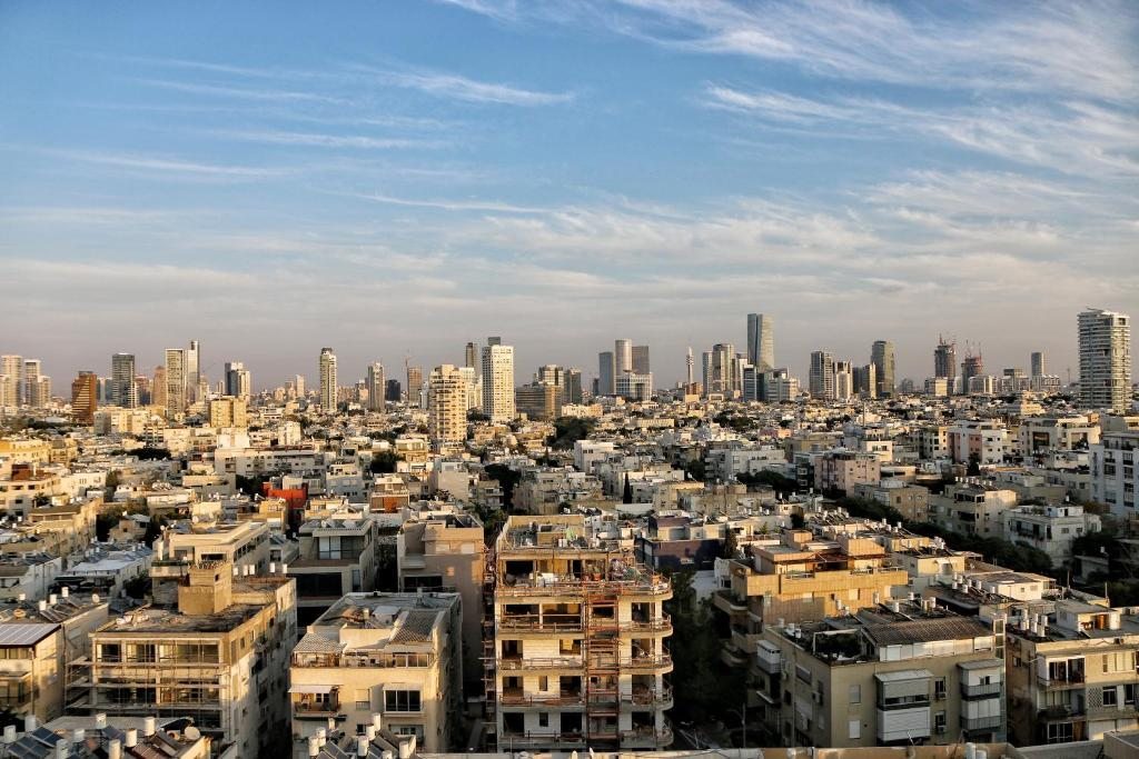 Двухместный (Улучшенный номер с балконом и видом на город) отеля Carlton Tel Aviv Hotel – Luxury on the Beach, Тель-Авив