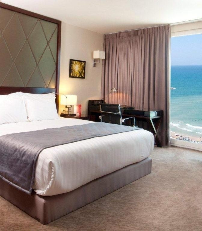 Сьюит (Улучшенный люкс с 2 спальнями) отеля Crowne Plaza Tel Aviv Beach, Тель-Авив