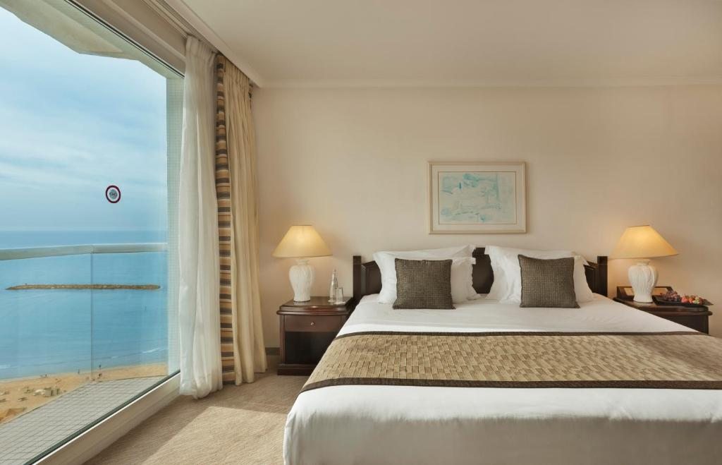 Двухместный (Номер Делюкс с кроватью размера «king-size» и видом на море) отеля Crowne Plaza Tel Aviv Beach, Тель-Авив