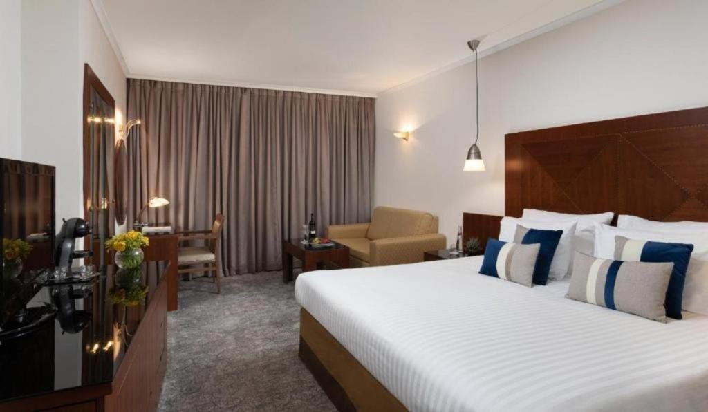 Двухместный (Номер Делюкс с кроватью размера «king-size») отеля Crowne Plaza Tel Aviv Beach, Тель-Авив