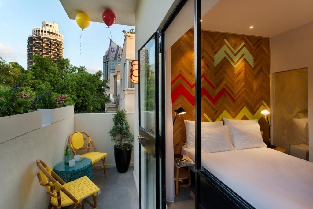 Двухместный (Улучшенный двухместный номер с 1 кроватью и балконом) отеля Cucu Hotel, Тель-Авив
