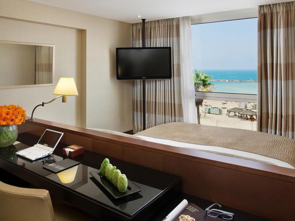 Двухместный (Представительский двухместный номер с видом на море и услугами Клубного лаунжа) отеля Dan Tel Aviv Hotel, Тель-Авив