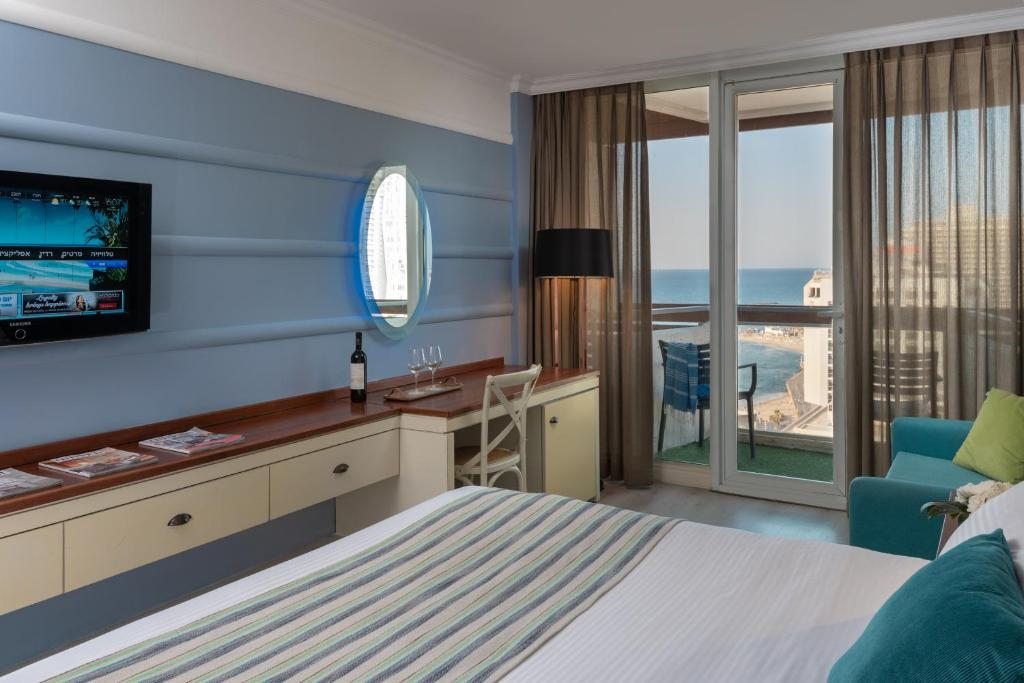 Трехместный (Представительский трехместный номер с видом на море (для 3 взрослых)) отеля Herods Tel Aviv By The Beach, Тель-Авив