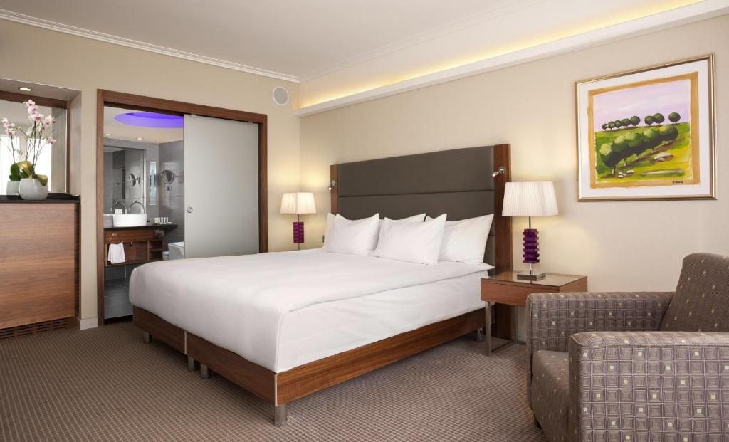 Трехместный (Представительский номер с кроватью размера «king-size» и доступом в лаундж, вид на море) отеля Hilton Tel Aviv Hotel, Тель-Авив
