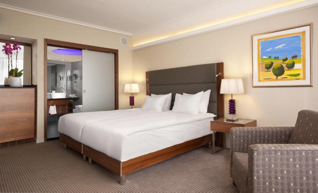 Двухместный (Представительский двухместный номер с 2 отдельными кроватями и доступом в лаундж, вид на море) отеля Hilton Tel Aviv Hotel, Тель-Авив
