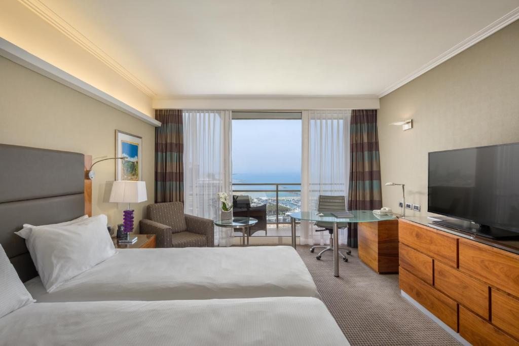 Двухместный (Двухместный номер Делюкс с 2 отдельными кроватями и видом на море) отеля Hilton Tel Aviv Hotel, Тель-Авив
