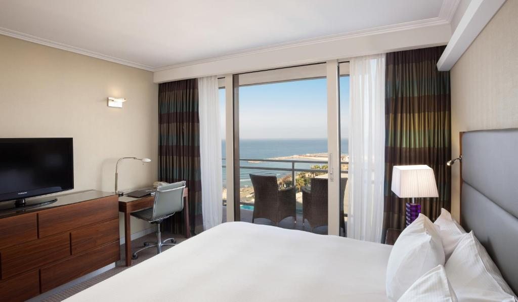 Трехместный (Номер Делюкс с кроватью размера «king-size» и видом на море) отеля Hilton Tel Aviv Hotel, Тель-Авив