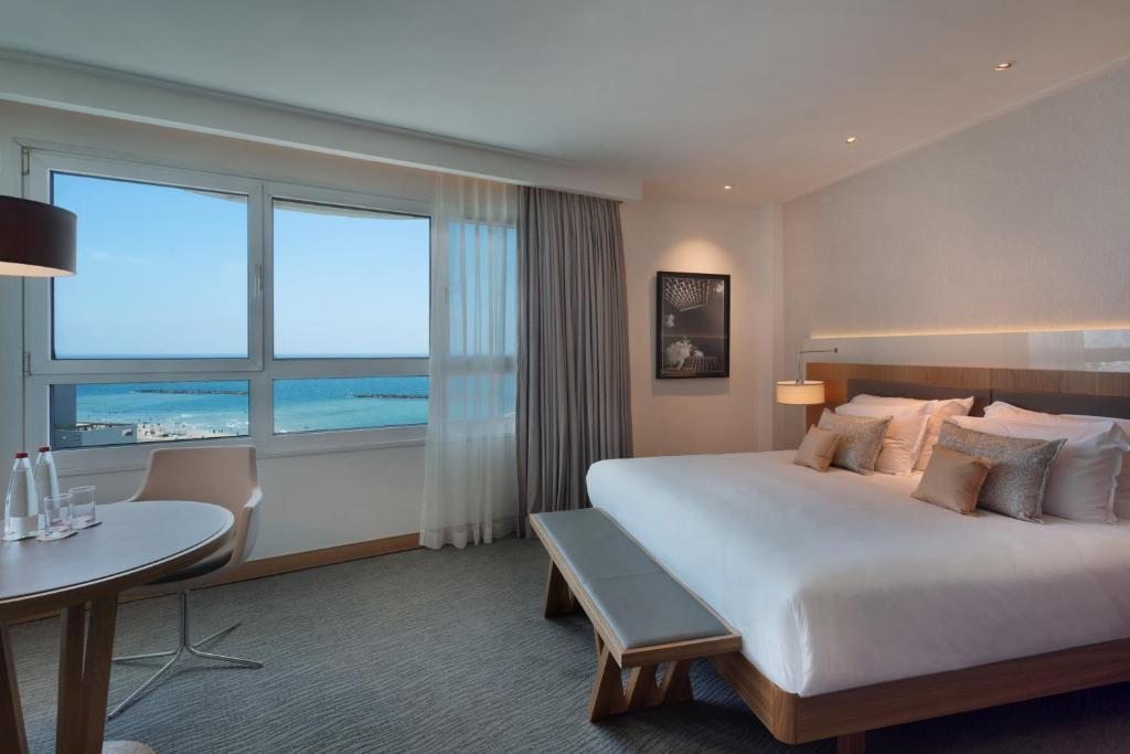 Двухместный (Улучшенный двухместный номер с 1 кроватью и видом на море) отеля Isrotel Tower Hotel, Тель-Авив