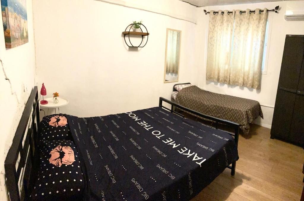 Трехместный (Трехместный номер с основными удобствами и общей ванной комнатой) гостевого дома Low-Cost Guesthouse, Тель-Авив