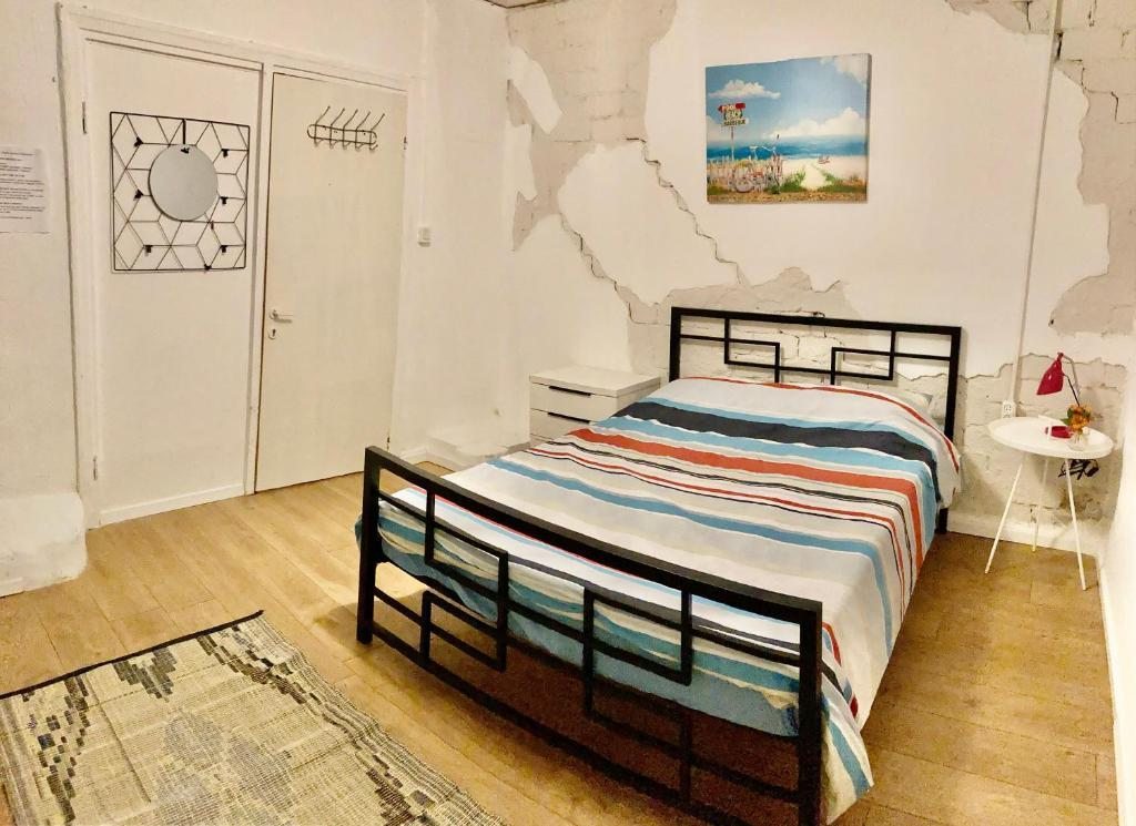 Двухместный (Стандартный двухместный номер с 2 отдельными кроватями и общей ванной комнатой) гостевого дома Low-Cost Guesthouse, Тель-Авив