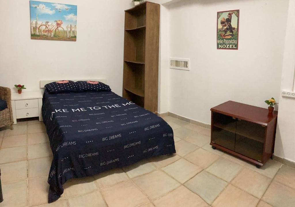 Двухместный (Двухместный номер с 2 отдельными кроватями и общей ванной комнатой) гостевого дома Low-Cost Guesthouse, Тель-Авив