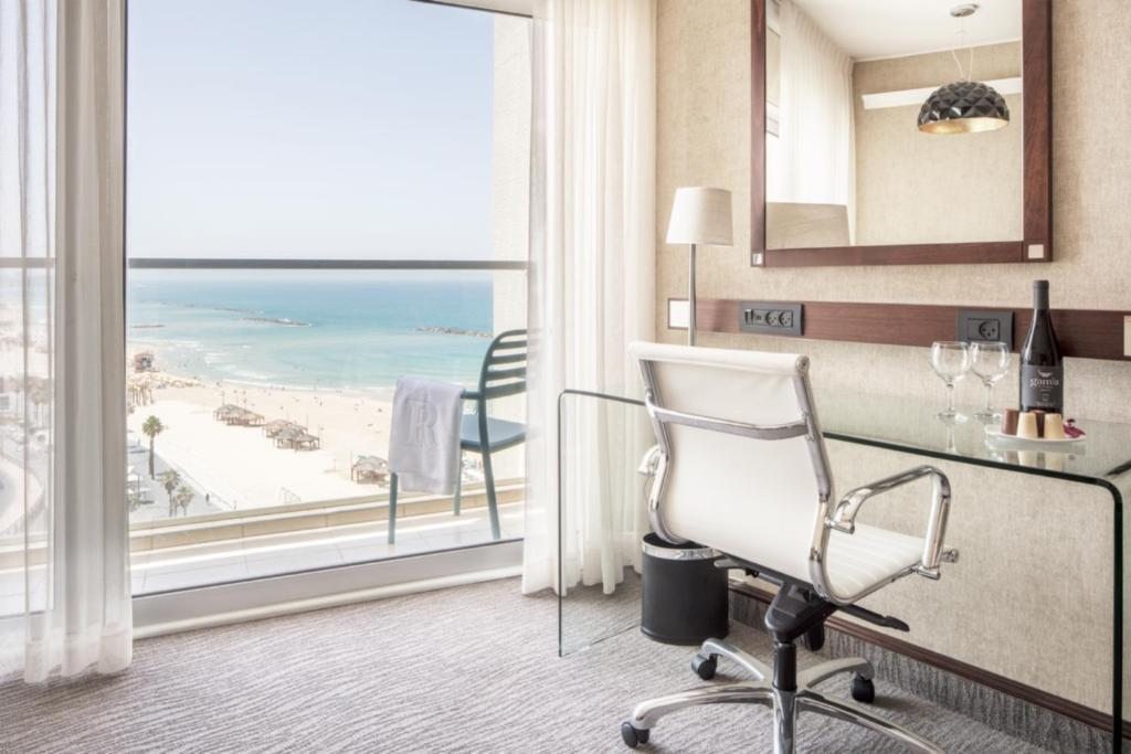 Двухместный (Представительский номер с 1 двуспальной кроватью, балконом и видом на море. Без доступа в клубный лаундж) отеля Renaissance Tel Aviv Hotel, Тель-Авив