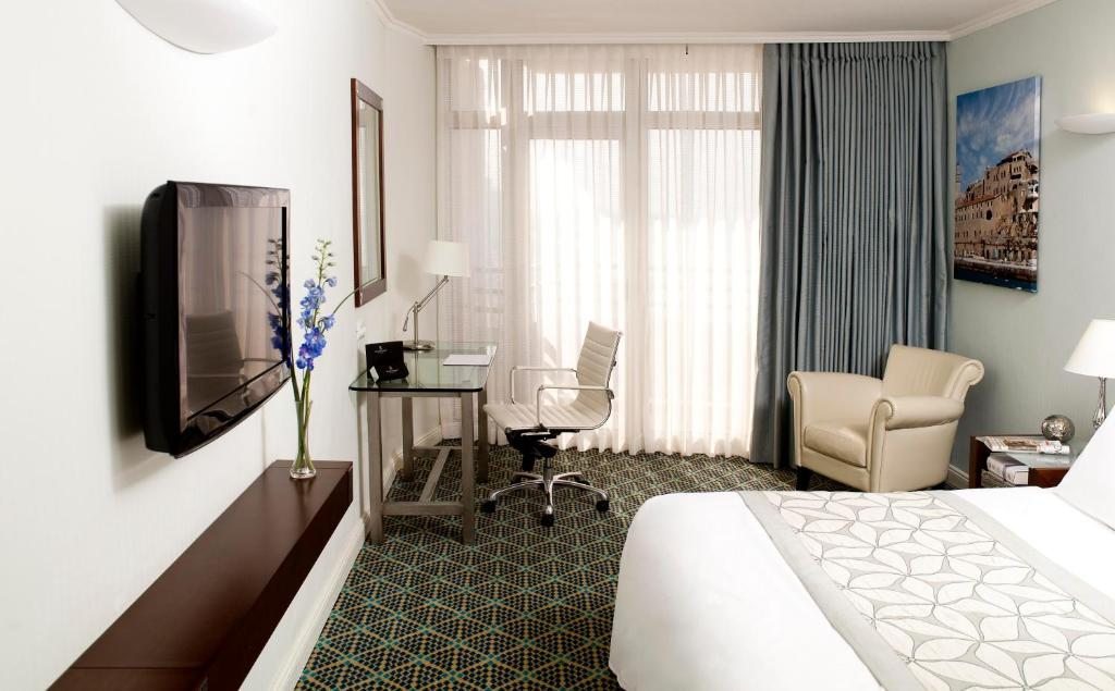 Двухместный (Двухместный номер Делюкс с 2 отдельными кроватями и видом на море) отеля Renaissance Tel Aviv Hotel, Тель-Авив
