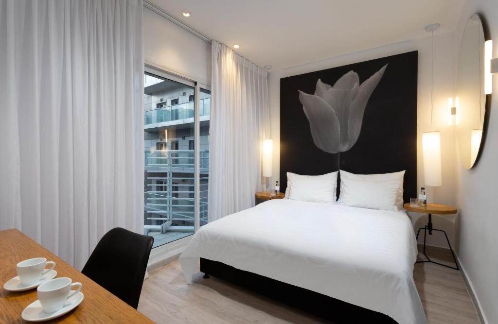 Двухместный (Улучшенный двухместный номер с 1 кроватью или 2 отдельными кроватями) отеля Savoy Sea Side Hotel, Тель-Авив