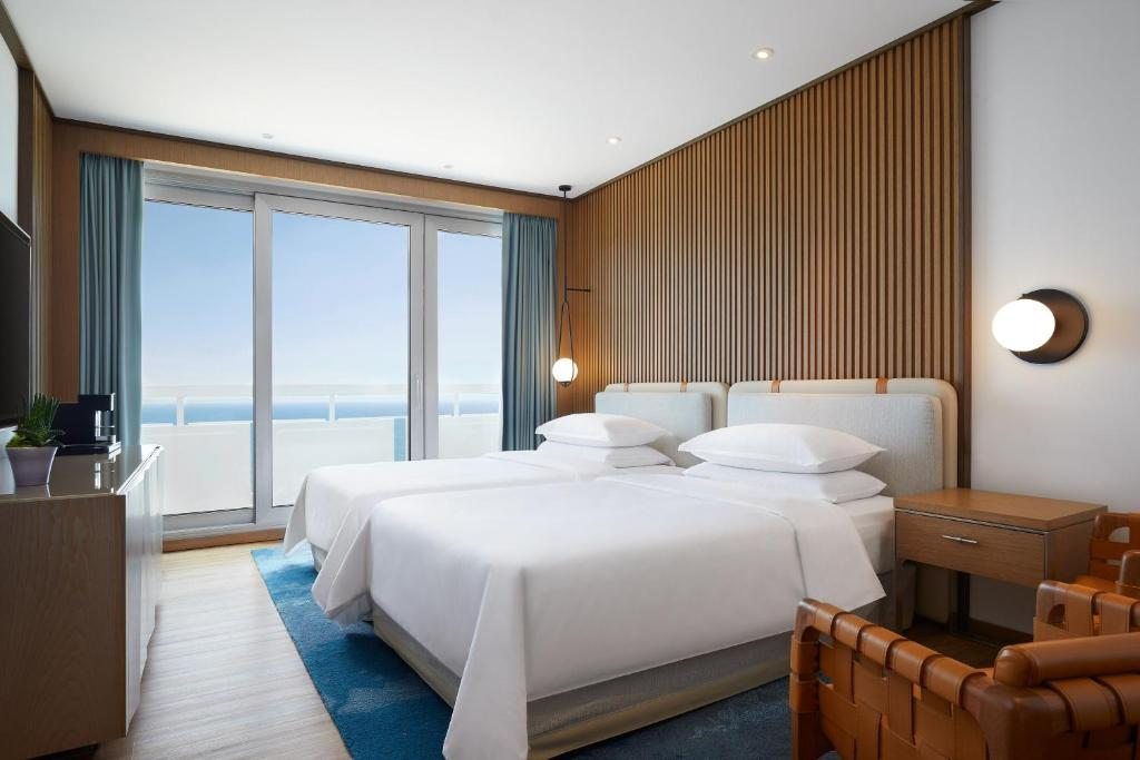 Двухместный (Двухместный номер Делюкс с 2 отдельными/односпальными кроватями и видом на море) отеля Sheraton Tel Aviv Hotel, Тель-Авив