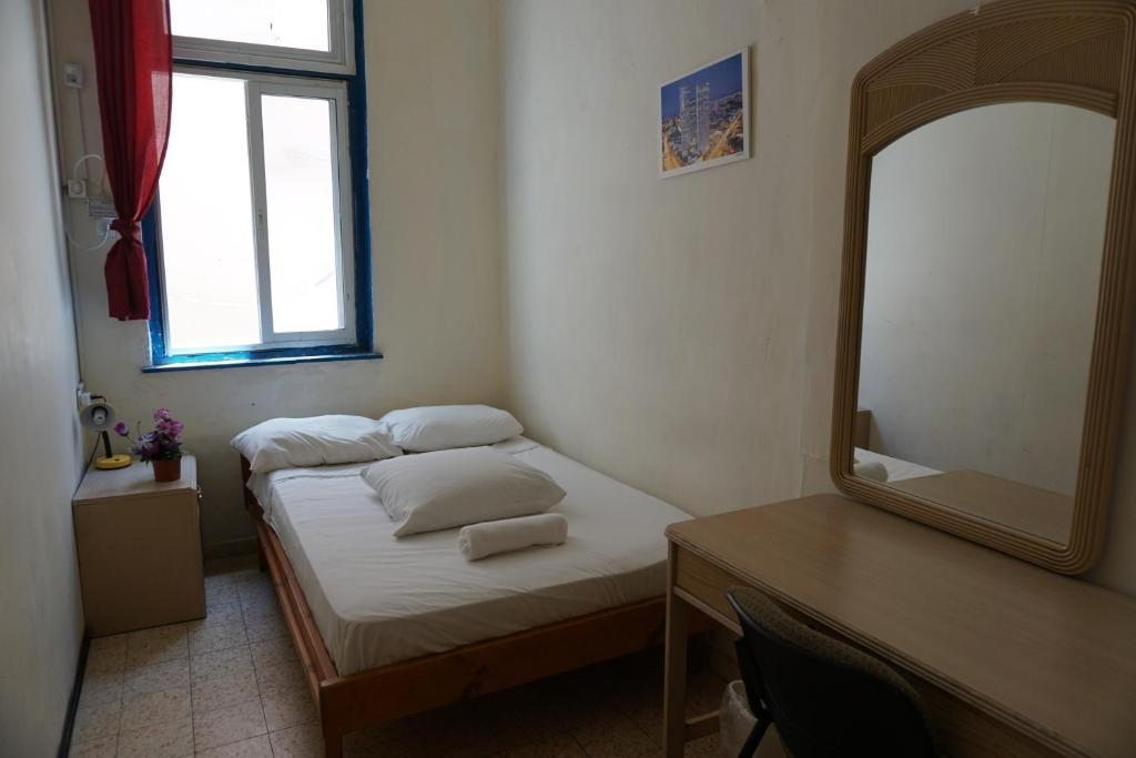 Номер (Двуспальная кровать в общем номере для мужчин и женщин) хостела Momo's Hostel, Тель-Авив