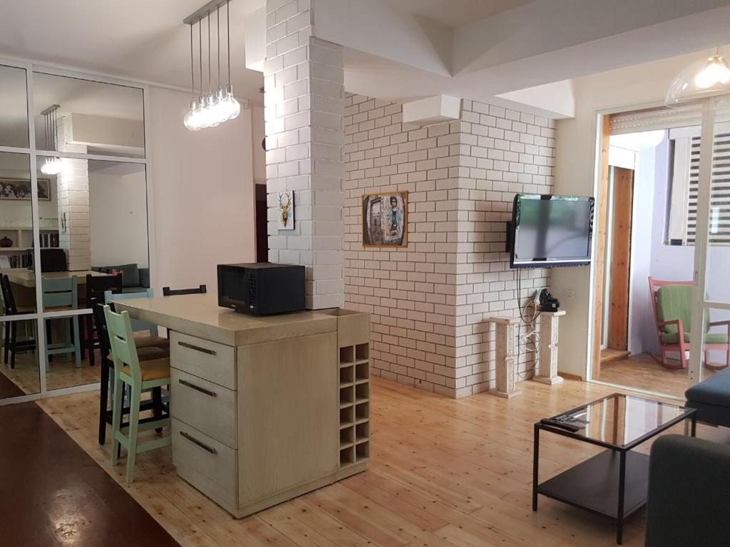 Апартаменты (Апартаменты с 2 спальнями, вид на сад - 23 Zrubavel street) апартамента Beach Apartments TLV, Тель-Авив