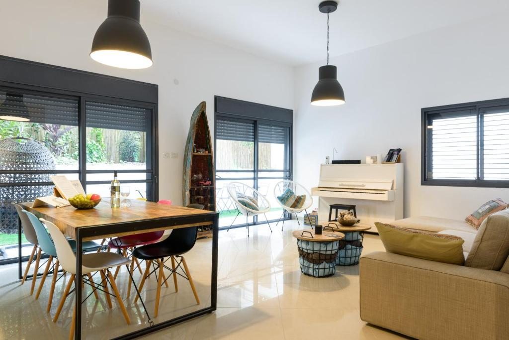 Апартаменты (Апартаменты с 3 спальнями, садом и кинозалом - Pinsker, 46) апартамента Beach Apartments TLV, Тель-Авив