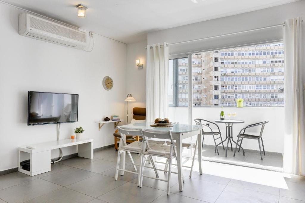 Апартаменты (Апартаменты с 2 спальнями и балконом — Ben-Yehuda Street, 42), Beach Apartments TLV