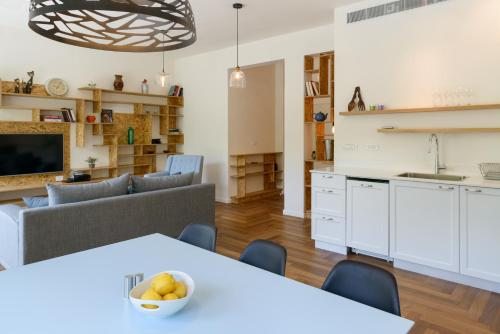 Апартаменты (Апартаменты с 3 спальнями и балконом — 3 Hayotser Ave), Beach Apartments TLV