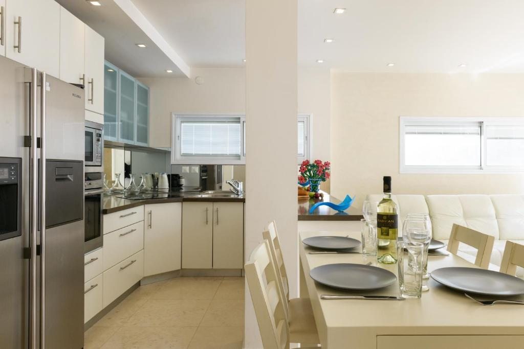 Апартаменты (Апартаменты с 2 спальнями и балконом - 20, Arnon Street), Beach Apartments TLV