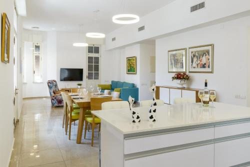 Апартаменты (Апартаменты с 2 спальнями и 3 балконами - Allenby, 11), Beach Apartments TLV