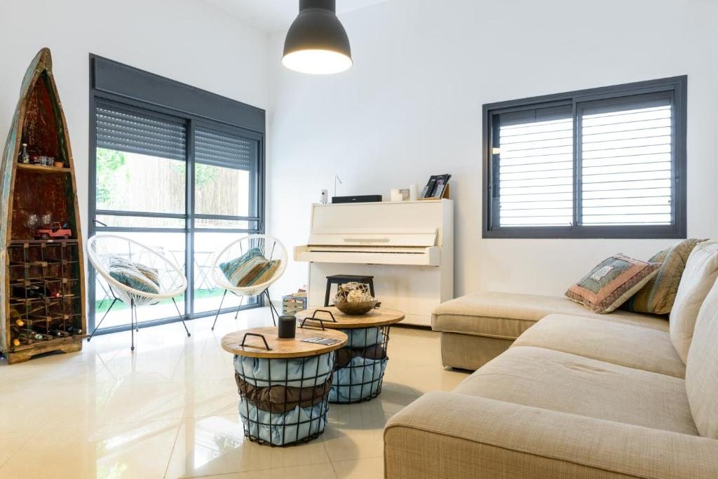 Апартаменты (Апартаменты с 3 спальнями, садом и кинозалом - Pinsker, 46), Beach Apartments TLV