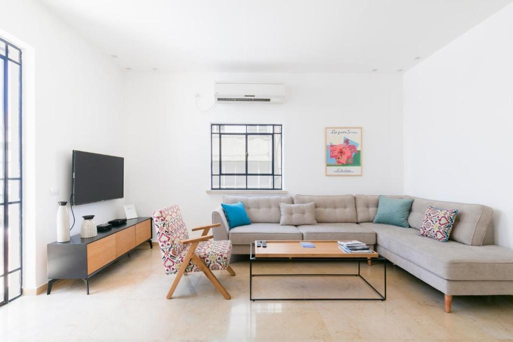 Апартаменты (Апартаменты с 2 спальнями и балконом — Jabotinsky, 11), Beach Apartments TLV