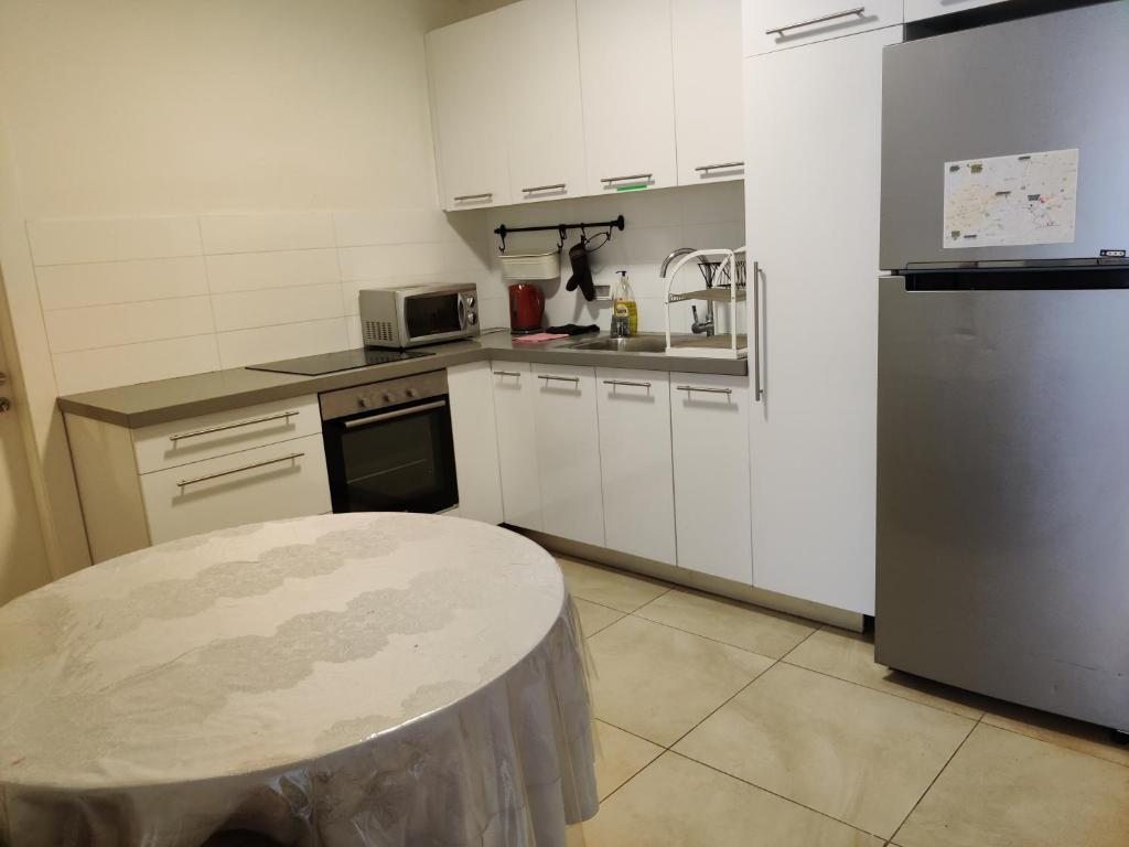 Двухместный (Двухместный номер с 1 кроватью и общей ванной комнатой) хостела Begin 19 Apartment Hotel, Тель-Авив
