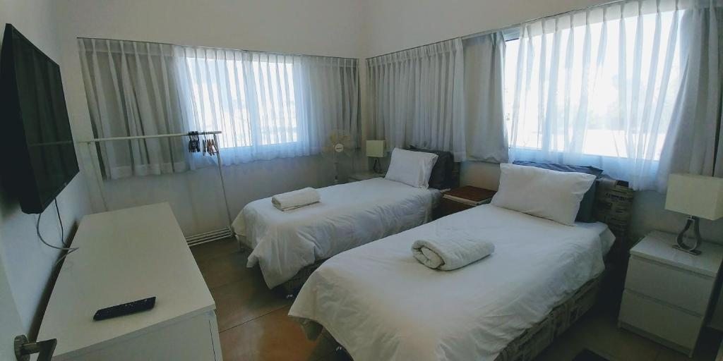 Двухместный (Стандартный двухместный номер с 2 отдельными кроватями и общей ванной комнатой) хостела Begin 19 Apartment Hotel, Тель-Авив