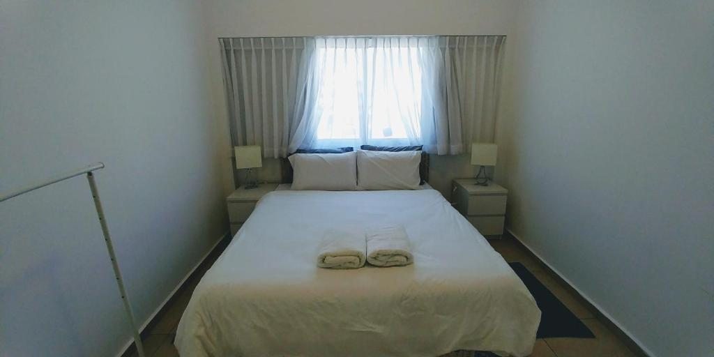 Двухместный (Номер с кроватью размера «queen-size» и общей ванной комнатой) хостела Begin 19 Apartment Hotel, Тель-Авив